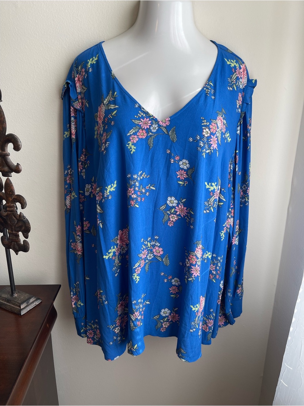 LOFT PLUS SIZE 26 BLUE FLORAL TOP